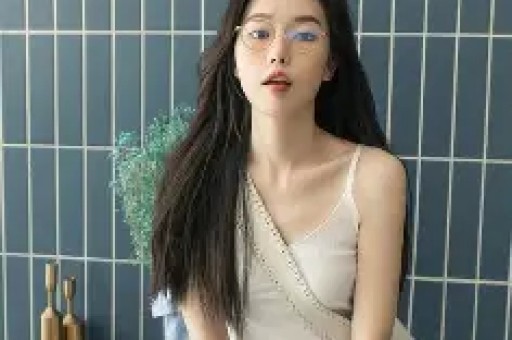 女星超大牌排场惹热议与男助理亲密举动引全网吵翻